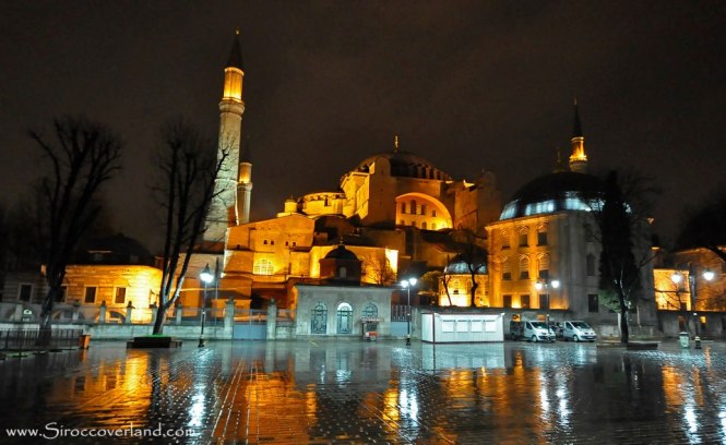 306071_624780927547681_753642229_n